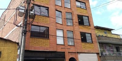 Bodega para arriendo en barrio Colombia, cuarto piso, área 60 M2, cuenta con altura de 3.60m, 1 baño, oficina pequeña, espacio para cocina, puerta persiana, sector industrial y comercial, ubicación estratégica tiene cercanía, a Ciudad del Rio, Punto Clave, Centro Automotriz, es de fácil acceso cerca a vías principales Avenida Los Industriales, calle 30 y av regional, anímate a conocer este espacio agendando una visita al Contacto 301.598.9091