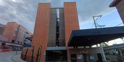 en alquiler apartamento de 74 mts2 ubicado en quinto piso con vigilancia 24 horas, cuenta con: sala comedor, cocina integral, zona de ropas, balcón, 3 habitaciones, closet, Vestier, 2 baños, parqueadero cubierto y cuarto útil.  unidad cuenta con salón social, gimnasio, turco, coworking. cerca a bombas gasolina, colegios, supermercados.