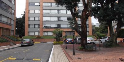 Tenemos el gusto de ofrecer este apartamento exterior, ubicado en un conjunto, amplias zonas verdes arborizadas y zona de juegos para niños. El apartamento cuenta con amplios ventanales lo que nos proporciona muy buena luz natural. Al ingresar al conjunto encontramos una zona de portería y recepción amplia y agradable. Luego la zona de parqueaderos para visitantes rodeada de árboles, lo que proporciona un ambiente natural. Al ingresar al apartamento encontramos la zona social, cocina a gas y  buena ventilación en la zona de lavandería. Luego sus tres alcobas con closet, dos baños, cuarto y baño de servicio. Igualmente contamos con un garaje cubierto, con opción de un segundo garaje con un costo adicional. El conjunto cuenta con salón social amplio, zona de juegos para niños y vigilancia 24 horas. Está rodeado de hermosos conjuntos residenciales, entre ellos las casas de Recreo de los Frailes. Cuenta con buena facilidad de acceso, ya que están cerca la Av. Calle 127, Av. Calle 116,  Av. Córdoba, entre otras.