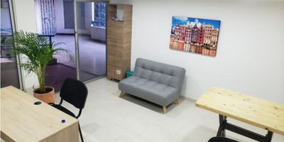 Alquilo oficina en el norte de Cali, Centro comercial Santiago, ubicacion estrategicamente y comercial, con un  área 24 M2, doble ascensor, Remodelada con piso en ceramica, cuenta con aire acondicionado, iluminacion led, seguridad 24/7, camaras de seguridad , parqueadero publico, reja de seguridad, cerca de terminal de transportes, almacenes Ara, Centro de diagnostico automotor, ideal para puntos de servicio, turismo, seguros, contables, recibo de mercancia en punto, tiendas virtuales, etc .Tambien puede funcionar como bodega.
