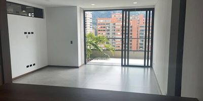 Apartamento en arriendo en el Sector de Medellín, las palmas, Este apartamento de aproximadamente 96metros cuadrados ofrece un diseño cómodo y funcional. Cuenta con 2 alcobas, 3 baños cabinados, sala comedor iluminada, cocina integral moderna, zona de ropas independiente, balcón con excelente vista, Se encuentra ubicado en una unidad cerrada que ofrece portería 24 horas, salón social, piscina, gimnasio, ascensor y shut de basuras. Su ubicación estratégica permite fácil acceso a rutas de buses integradas al metro, vías principales, cerca a supermercados, centros comerciales y otros servicios esenciales...