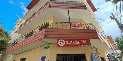 Amplia casa esquinera en segundo piso ideal para uso residencial o comercial; ubicada en un ambiente fresco con espacios comodos, excelente ventilacion e iluminacion natural. Parqueadero propio, excelente distribucion interior y con ubicacion estrategica a solo una cuadra de la Avenida San Juan lo que garantiza un acceso rapido y multiples opciones de transporte publico. Ademas disfrutaras de una variada oferta comercial, gastronomica, deportiva y educativa en los alrededores Contactanos y agenda tu visita hoy mismo!