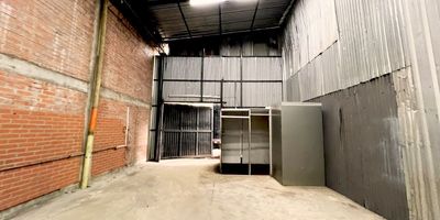 Buscas bodega pequena en Dosquebradas? Tenemos esta opcion disponible Se arrienda bodega de 85 metros cuadrados, ideal para almacenamiento en bajas cantidades o como centro de acopio para pequenas y medianas empresas. Espacio funcional, de facil acceso, con buena altura y distribucion que permite optimizar el uso del area disponible. Ubicada en zona segura y de facil acceso vehicular, lo que facilita la carga y descarga de mercancia. Perfecta para almacenamiento de inventarios, herramientas, insumos o productos no perecederos. Oportunidad ideal para emprendedores o negocios que requieren un espacio eficiente y bien ubicado. no esperes mas comunicate con nosotros.