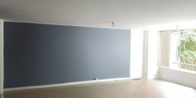 Apartamento en arriendo Medellin, en segundo piso de 160 metros cuadrados, excelente ubicación cerca de vías principales, transporte público y zonas comerciales. El inmueble cuenta con tres habitaciones, tres baños, sala, comedor, cocina integral, biblioteca y parqueadero doble lineal. Ideal para familias o personas que buscan comodidad, espacio y buena ubicación.