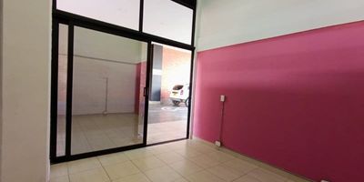 Cómodo y agradable local duplex para estrenar en arriendo ubicado en Belén Rosales. Tiene baño común y 34 metros cuadrados de espacio. En el sector podrás estar cerca de la Unidad Deportiva de Belén, pista de BMX, Bolera Suramericana, CL 30 A, CR 70, unidades residenciales, rutas de transporte y estación del Metroplús Rosales. ¡Qué no se te haga tarde! Llámanos y visita este inmueble. Arrendamientos el Castillo, 40 años de experiencia en el sector inmobiliario para que vivas mejor.
Opción venta.