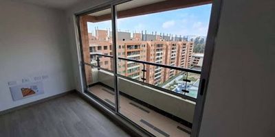 Hermoso apartamento de aproximadamente 55 m2. Cuenta con sala comedor, 3 habitaciones, cocina integral, 2 baños, zona de ropas, balcón y parqueadero privado. El conjunto cuenta con zonas verdes, piscina, gimnasio, salón social y juegos infantiles las cuales son zonas comunes en proceso de entrega. Ubicado cerca al centro principal de Mosquera, a 15 minutos del Centro comercial Ecoplaza, Mall Meridiano de Novaterra y Homecenter, posee gran facilidad de acceso a transporte público, cómodas vías de acceso como Calle 13 y Calle 80.  ¡Contáctanos! para agendar tu cita.