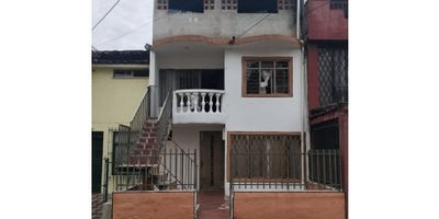 VENDO CASA EN LA RIVERA II

Casa en el norte de Cali, tres pisos, Bifamiliar, sirve para vivienda o para inversión, cinco amplias habitaciones, tres baños, amplia sala, sala de Tv, cocinas, gran patio de ropas, mesón de patio; área de Terreno 96 mt2, área construida 240 mt2, estratégicamente ubicada, en plena carrera 2ª, comercial, cerca a la calle 70, Vecindario con parques, área deportiva, colegio, Iglesia, locales comerciales, etc 

CL
