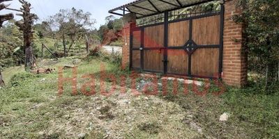 Esta propiedad única combina la tranquilidad de la vida campestre con la cercanía a todos los encantos de Guatapé. Disfruta de amplios espacios verdes, tiene agua propia  y una arquitectura rústica que te transportará a otro mundo.