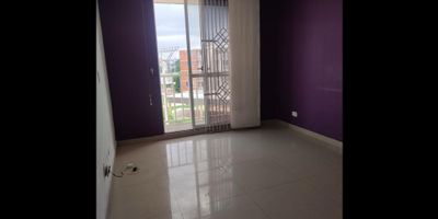 953FR9987

Acogedor apartamento de 46 m² ubicado en el conjunto Parque de Bolívar, barrio La Fe. Cuenta con 3 habitaciones, 1 baño, sala de estar y cocina integral, ideal para familias que buscan un espacio funcional y cómodo. Está situado en el piso 4, dentro de un conjunto de estrato 1, con antigüedad de 10 años. Los pisos son en cerámica, con gas natural y garaje comunal. Perfecto para quienes desean una vivienda práctica, bien ubicada y con una excelente relación calidad-precio.
