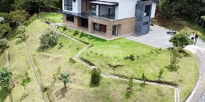 Casa en arriendo en Loma del Escobero, Retiro. Cerca al Éxito Express y colegio San José de las Vegas, fácil acceso. La urbanización cuenta con portería 24/7 y amplias zonas verdes. Con 4  habitaciones con baño y vestier,  alcoba de servicio con baño, cocina integral, zona de ropas, sala-comedor amplia y terraza con vista panorámica. Además, cuenta con parqueadero privado para 10 carros 2 de ellos cubiertos y cuarto útil. ¡Agenda tu visita hoy mismo y encuentra tu nuevo hogar! Descubre más propiedades en: www.rentamospropiedadraiz.com CODIGO:776545