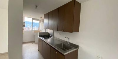 Apartamento sin amoblar en arriendo (En muy buen estado). Ubicado en Envigado, Loma del Esmeraldal, con excelentes rutas de transporte. Unidad cerrada con seguridad 24/7, ascensor y shut de basura. Zonas húmedas: piscina. Zonas comunes: gimnasio, cancha sintética, parque infantil, salón social y zonas verdes.