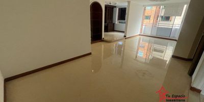 Apartamento en arriendo en Laureles, Medellín  de 120 m2 aproximadamente, cuenta con 4 alcobas incluida alcoba de servicio, 4 closets, 1 vestier, 3 baños, biblioteca, sala y comedor, cocina integral, red de gas, zona de ropas, calentador, balcón y parqueadero.En edificio con ascensor, parqueadero de visitantes y portería 24 horas.Adicional tiene rutas de acceso y transporteCercanías:Segundo Parque de Laureles, Avenida Nutibara, Mall LaurelesPara mayor información contáctame Melissa Salazar 314 7757934