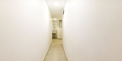Este apartamento ubicado en el sector Centro es ideal. Cuenta con un área de 42 mts aproximados y te ofrece dos alcobas y un clóset, optimizando tu espacio. La propiedad dispone de una funcional cocina integral, un baño cabinado y un lavamanos independiente. Además, pensando en tu comodidad, incluye zona de ropas y piso en cerámica.  Servicios públicos incluidos dentro del canon de arrendamiento hasta separar contadores.