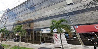 Arriende este práctico local comercial en Floridablanca, Santander. Ubicado en el barrio VILLA ESPAÑA, este espacio de 94 m² cuenta con 1 baño y 1 parqueadero, además de una atractiva fachada en vidrio. Con 15 años de antigüedad, el local ofrece vigilancia, brindando seguridad para su operación. Su ubicación estratégica en Floridablanca, barrio VILLA ESPAÑA, es ideal para su negocio. Canon de arriendo: $5,000,000. Si busca un local para arriendo en Floridablanca o Villa España, contáctenos para conocer este inmueble o programar su visita.