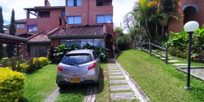 Hermosa casa de 3 niveles para la venta en el municipio de Rionegro, zona muy tranquila y de alta valorización, cerca de diferentes puntos de interés, rodeado de espectaculares  espacios verdes. Tiene de lote 214 m2 y construidos 170 m2 distribuidos de la siguiente manera En el primer nivel encontramos sala amplia con chimenea, comedor, cocina integral abierta, baño social, zona de ropas y una gran terraza con una parte cubierta que también puede ser usada como zona de estar o BBQ. En el segundo nivel 2 habitaciones, ambas con closet, una de ellas con baño interno y la otra con baño en el pasillo. En el tercer nivel encontramos la habitación principal con baño y Vestier, chimenea y balcón. Unidad cerrada con vigilancia las 24 horas del día. Su predial trimestral es por valor de 870.000, el de la administración es de 874.000 con acueducto, alcantarillado, oficios varios de la unidad y jardinería. Parqueadero con espacio para 2 vehículos. 