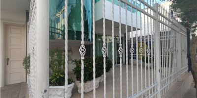 Esta encantadora casa ubicada en el corazón de Cartagena de Indias, en el departamento de Bolívar, es perfecta para aquellos que buscan un estilo de vida moderno y cómodo. Con una superficie construida de 106 metros cuadrados, esta propiedad ofrece un amplio espacio para vivir y disfrutar con tu familia.

Con un diseño funcional y acogedor, esta casa cuenta con 3 amplias alcobas, cada una con su propio baño, lo que garantiza la privacidad y comodidad de todos los miembros de la familia. Las habitaciones también están equipadas con clósets para un mejor aprovechamiento del espacio y organización de tus pertenencias.

La cocina de estilo moderno está completamente equipada con una cocina integral, lo que facilita la preparación de tus comidas favoritas. Además, la casa cuenta con un baño auxiliar, ideal para tus invitados o para mayor comodidad de la familia.

En cuanto a las características externas, esta propiedad tiene acceso pavimentado, lo que significa que el acceso a ella es fácil y cómodo. Además, está rodeada de centros comerciales, colegios y universidades, lo que facilita la vida diaria y ofrece oportunidades cercanas para el entretenimiento y la educación.

El garaje es perfecto para aquellos que tienen un automóvil o para almacenar bicicletas y otros equipos deportivos. 

Si te encanta disfrutar de un buen clima y pasar tiempo al aire libre, esta propiedad tiene un amplio patio y una hermosa terraza. Además, cuenta con excelentes conexiones de transporte público cercanas, lo que facilita el desplazamiento en la ciudad.

No pierdas la oportunidad de tener tu propio hogar en una de las ciudades más hermosas de Colombia. ¡Contáctanos hoy mismo para programar una visita y enamórate de esta increíble casa!
