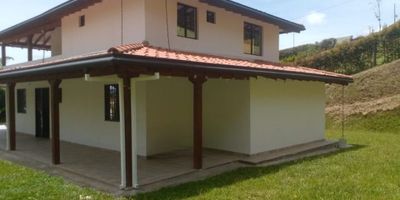 Se renta y se vende casa campestre amplia y acogedora te espera con dos niveles en el primer nivel: 2 habitaciones, Cocina semi integral abierta, Sala comedor, Patio, zona de ropas, Segundo nivel: 4 habitaciones, 2 banos, closet, sala de estar, estudio y balcon con vista a toda la zona campestre, vistas espectaculares y relajantes. Ideal para quienes buscan desconectarse, vivir con calma o teletrabajar rodeados de verde. Ven a conocerla y dejate envolver por la tranquilidad y sobre todo su seguridad!