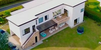 BEMSA PROPIEDAD RAIZ VENDE casa en llanogrande en parcelación casa de campo cerca al club campestre de llanogrande. Lote de  1.692    casa de dos niveles de 400 metros con amplio jardín, terraza cubierta. Sala, comedor, cocina abierta,  1 NIVEL tiene garaje doble, 2 cuartos utiles, patio de ropas , habitacion de servicio,fuente, 2 habitaciones que comparten baño ,baño social. 2 nivel estudio, 2 habitaciones con baño y vestir, cuarto linos ,zona de estar, alcoba principal con turco y vestier es con doble altura La parcelación cuenta con 81 lotes . a pocos pasos del club campestre, cerca de malls, restaurantes  y vías principales. Contactame Mile benitez 3137202284