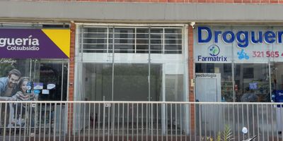 VENDO LOCAL COMERCIAL ,RENTANDO DOS MILLONES SEICIENTOS CON ADMON INCLUIDA ,ALQUILADO HASTA AGOSTO DEL 2026 , CENTRO COMERCIAL LA BOCHA, A UNA CUADRA DE LA AUTONOMA.
LOCAL UBICADO AL FRENTE DE LA AVENIDA .
CUENTA CON UN ESPACIO EN PRIMER PISO AREA LIBRE CON VITRINA EN VIDRIO,SEGUNDO PISO MEZANINE, CON UN BAÑO .
ESPACIO PARA PARQUEO DE CARROS.
INFO DIRECTA E INMEDIATA EN EL TRES,ONCE,SIETE,CINCO,CINCO,DIECINUEVE,SIETE,TRES. 311 755 19 73