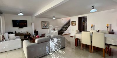 Casa en venta en Envigado, Benedictinos. Cerca al Mall Distrito Avigñón, Colegio Benedictinos y a la Transversal Intermedia, fácil acceso. La urbanización cuenta con portería 24/7, piscina, gimnasio, sauna, turco, cancha múltiple, juegos infantiles y zonas verdes. Con 4 habitaciones, 5 baños, cocina integral, zona de ropas, sala-comedor amplia y terraza. Además, cuenta con parqueadero privado para 4 carros 2 de ellos cubiertos y cuarto útil. Nota: valor predial 7.200.000 anual ¡Agenda tu visita hoy mismo y encuentra tu nuevo hogar! Descubre más propiedades en: www.rentamospropiedadraiz.com CODIGO: 776540