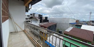 Arriendo aprtamento en el centro de Quibdo con area aproximada de 75 m2 

cuenta con 3 habitaciones, 3 baños, cocina integral, zona humeda y sala comedor 

ubicado en un cuarto piso, con excelente vista, cercano a parques, colegios y supermercados 

 
