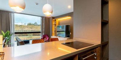 Apartaestudio en arriendo en unidad cerrada, sector tranquilo, campestre, cerca a centros comerciales, restaurantes, y servicios complementarios. Piso en madera, puerta de seguridad, sala comedor, 1 alcoba con baño privado, baño social, cocina integral abierta y parqueaderos paralelos cubiertos . Conjunto cerrado con ascensor, gym,  zonas verdes, citofonia, vigilancia 24 hrs y circuito cerrado de tv. Inmuebles sujetos a verificación de disponibilidad.