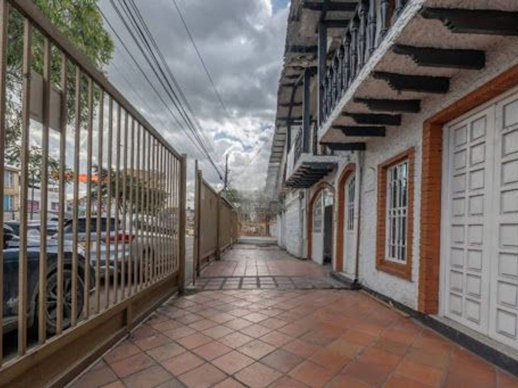 Casa de 8 alcobas en venta en Los Alcázares, Bogotá, 1120 m² · foto 8 de 10