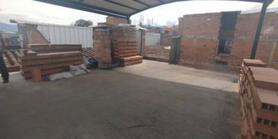 Bodega en arriendo, sector Belen Fátima, cerca al cerro volador, cuenta con 60 mts, con destinación liviana o almacenaje, cuenta con cómodas vías de acceso y un sector tranquilo, para mayor información comunicarse con nuestras lineas de atención.