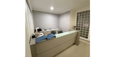 Oficina en arriendo75 metros ² 2 parqueaderos privados1 baño.Centro empresarial tiene: parqueaderos de visitantes, parqueaderos motos, planta eléctrica, baños comunes en el piso, 2 ascensores, vigilancia.Arriendo $3.100.000IVA: $589.000Administración: $700.000 aprox.