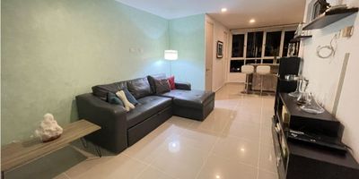 Código: 9541FR947

? Moderno Apartaestudio en el Norte de Barranquilla

Descubre este hermoso apartaestudio ubicado en una de las zonas más exclusivas y con mayor valorización de Barranquilla. Su diseño contemporáneo y funcional está pensado para brindarte confort, estilo y practicidad en cada rincón.

✨ Características destacadas:


 
 Sala amplia y acogedora, ideal para compartir momentos en familia o con amigos.
 
 
 Comedor independiente con excelente iluminación natural.
 
 
 Cocina abierta de concepto moderno y elegante.
 
 
 Baño social para mayor comodidad.
 
 
 Habitación principal con baño privado, diseñada para tu descanso.
 
 
 Área de lavandería práctica y organizada.
 


Este inmueble es la opción perfecta para quienes buscan vivir con comodidad, seguridad y una excelente ubicación.

? Ubicación privilegiada:
A pocos minutos de supermercados como Ara, D1 e Ísimo, además de una variada oferta gastronómica, concesionarios, iglesias, parques, centros médicos y gimnasios. Todo lo que necesitas, ¡a tu alcance!
