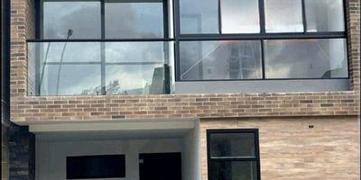 Espectacular casa nueva de 3 niveles, 230 mt2 construidos que cuenta con 4 alcobas cada una con baño y closet, y vestier la ppal, cocina lista para ser terminada a tu gusto, sala comedor, baño social, balcón, terraza, patio interno con zona de ropas, garaje
Se encuentra en unidad abierta con acceso pavimentado, zona destinada a la vigilancia, parqueaderos de visitantes y zonas verdes. 
A 3 min de Farmatodo de Barro Blanco, del Mall Reserva Plaza y Río del Este con Tienda D1 y supermercado La Vaquita, a 5 min del centro comercial San Nicolás con almacén Éxito y Home center, a 5 min del Mall las Delicias, a 6 min del colegio La Presentación, a 10 min de la clínica Somer, torre City Medica, y hacia el otro lado, del Centro de Eventos Zona E y la zona Franca, a 12 min del supermercado Jumbo, del colegio Horizontes, del Complex LLanogrande y de la universidad católica de Oriente, a 15 min de la universidad de Antioquia sede oriente y a 15 min del aeropuerto Internacional José María Córdoba.