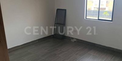 Vendo Casa en el parque natura, excelente ubicación en Jamundí, sector tranquilo, cerca a centros comerciales y a la salida a Cali, consta de cocina integral, comedor, sala con adecuaciones de piedra ampliación del primer piso, zona de oficios y baños social, el segundo piso se encuentra la habitación principal con baño y Vestier, cuarto auxiliar con closet y baño social, buenos acabados en madera. La unidad cuenta con piscina adultos y niños, salón social y juegos infantiles. Reserva tu cita ya!!