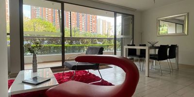 Apartamento en venta en unidad cerrada. Ubicación en sector exclusivo, parte alta con fácil acceso desde vía principal, conexión a rutas de transporte y facilidad de servicios complementarios como supermercados, restaurantes, variedad de tiendas de servicios y comercio en general. Piso en porcelanato, sala comedor, estudio, 3 alcobas con vestier y baño en la principal, baño social, cocina integral abierta tipo americano, zona de ropas, balcón, útil y parqueadero independiente cubierto. Conjunto cerrado con ascensores, piscina, gimnasio, salón social, sauna, turco, parques infantiles, placa polideportiva, cancha de squash, cancha de tenis, zonas verdes, vigilancia y portería 24 horas y circuito cerrado de TV.  Inmuebles sujetos a verificación de disponibilidad
