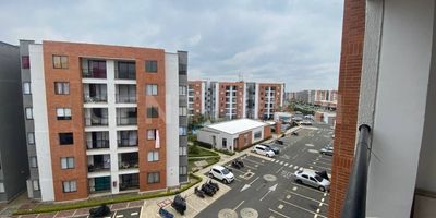 En la ciudad de Jamundí, se encuentra este espectacular apartamento en renta, ideal para quienes buscan comodidad y un espacio acogedor para vivir. Su ubicación privilegiada en una zona tranquila y segura lo convierte en la opción perfecta para parejas jóvenes o familias que desean iniciar una nueva etapa en sus vidas.

El apartamento cuenta con 52 m² construidos, distribuidos de manera funcional. Dispone de 2 alcobas, un espacio para estudio, 2 baños completos y parqueadero # 23, garantizando practicidad y confort en cada espacio.

En su interior encontrarás un diseño pensado para tu bienestar y el de tu familia: armarios empotrados, un acogedor balcón, baño auxiliar y baño privado en la habitación principal. Además, disfrutarás de la fresca brisa proveniente de los Farallones, que llena el ambiente de tranquilidad y confort.