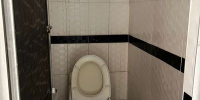 CONSTA DE 5 HABITACIONES SIN CLOSET, 2 BAÑOS SOCIALES, SALA COMEDOR AMPLIA, SALA ADICIONAL, COCINA INTEGRAL, 2 ZONAS DE LAVANDERIA, PATIO DE ROPA GRANDE. DOCUMENTOS AL DÍA.