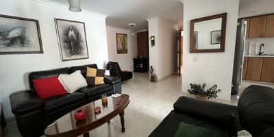 Amplio y exclusivo apartamento ubicado en el reconocido sector Otraparte de Envigado, una zona de alta valorización y excelente conectividad. Su entorno residencial, tranquilo y con fácil acceso a universidades, clínicas, supermercados y principales vías, lo convierte en una opción ideal para quienes buscan calidad de vida y proyección urbana.



Con 138 metros cuadrados construidos, este inmueble ofrece espacios generosos, funcionales y bien distribuidos. Cuenta con tres habitaciones, dos baños completos, sala comedor independiente, cocina integral, zona de ropas y un parqueadero sencillo con cuarto útil.



El conjunto residencial ofrece portería 24 horas, piscina, turco, placa deportiva y parqueaderos para visitantes.



Una propiedad con excelente relación entre ubicación, confort y valorización. Perfecta tanto para vivir como para invertir.DC