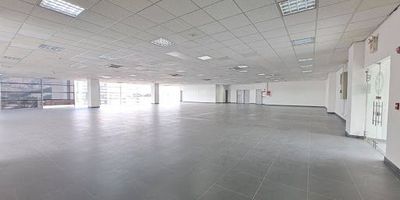 Amplio local comercial de 767.28 m, estratégicamente ubicado en el corazón del centro de Medellín, con excelente visibilidad hacia el Parque de San Antonio y la Avenida Oriental. Este espacio cuenta con 7 baños privados, área de cocineta, archivo, y aire acondicionado central, ideal para garantizar comodidad y eficiencia operativa. Su distribución totalmente abierta permite adaptar el diseño a cualquier necesidad empresarial, ofreciendo una solución flexible para negocios como Callcenters, gimnasios, EPS u oficinas de atención al público. El acceso es directo y fácil desde múltiples rutas de transporte, lo que lo convierte en un punto de alto flujo peatonal y vehicular. Su ubicación privilegiada hacen de este inmueble una oportunidad única para empresas que buscan posicionarse en una zona de alta demanda comercial. Canon de arrendamiento $29.000.000 más IVA.