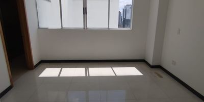 En Sotomayor Apartamento DUPLEX de 470 Mts, estrato 5, un piso alto, Consta de 4 habitaciones, 1 habitación de servicio, 4 baños de los cuales 2 tienen tina, Sala, comedor, Cocina integral, Comedor Auxiliar, Hall de estudio, balcones en 1 y 2 piso, jacuzzi en habitación principal, Zona de ropas, 1 parqueadero y Vigilancia 24 horas. El Edificio residencial Cuenta con una zona social, salón de juntas, Piscina, Sauna, cancha squash, Salón social, gym, zona de juegos, Terraza BBQ, Zonas verdes y Vigilancia las 24 horas. Excelente Ubicación cerca a Supermercados, Droguerías, Centros médicos, iglesias, Colegios, Parques, fácil acceso a transporte publico.