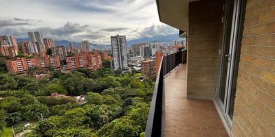 Este magnifico apartamento ofrece una experiencia de vida sin igual, con un amplio balcon que ofrece una espectacular vista panoramica de la vibrante ciudad de Medellin. Disfruta de amaneceres y atardeceres inigualables desde la comodidad de tu hogar, creando momentos inolvidables junto a tus seres queridos. Ademas, el edificio cuenta con una hermosa piscina donde podras refrescarte y relajarte mientras admiras las impresionantes vistas y unas zonas comunes inigualables. Con un facil acceso a las principales vias y servicios, este apartamento combina lujo, comodidad y conveniencia para ofrecerte un estilo de vida exclusivo en una de las mejores zonas residenciales de la ciudad.