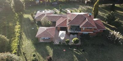 Código 954FR3068.  Hermosa Casa Campestre de dos pisos en la Via Tabio - Tenjo, con modernos y lindos acabados. En el segundo piso se encuentra un family room con chimenea y la gran habitación principal que cuenta con baño de doble lavamanos y tina, walking closet, zona de estudio y balcón. En el primer piso se encuentran 2 habitaciones grandes, cada una con baño privado; estudio o 4ta habitación. Baño social con ducha. Cocina cerrada bastante ámplia con isla y lavavajillas, muy linda, con alacena, comedor auxiliar y zona de lavandería independiente. Sala con chimenea, comedor grande y acceso a una ámplia terraza con bbq y lindas zonas verdes. Cuarto de servicio con baño. Parqueadero para 6 vehículos, 1 de ellos cubierto. 2 depósitos, uno interior y otro exterior. Portón con Intercomunicador. Tanque de Reserva de agua surtido por acueducto para 10mil litros y de aguas lluvia para 12mil litros. Pozo séptico. Perrera. En excelente ubicación, zona segura, tranquila, con excelentes vías de acceso. 
