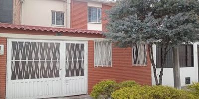 Gran OPORTUNIDAD !! Amplia casa de 131m2 con cuatro alcobas, un estudio, un baño, cocina integral, living comedor, patio con lavadero y lugar para dos parqueaderos. Excelente ubicación próximo a la Boyacá y la carrera sesenta y ocho, en un barrio familiar bien central, transporte público cercano. Con tres alcobas en el segundo piso y una en el primer piso con estudio (se puede adaptar un apartaestudio independiente), tiene todos los documentos al día para comprar en el acto, precio negociable, escuchamos ofertas.
