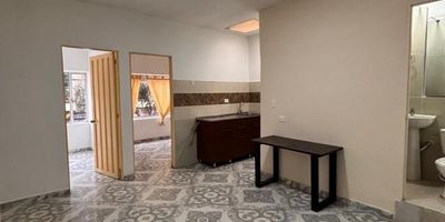 [ARR] ID HOUM: 160442

Entérate de todos los beneficios al arrendar con nosotros:
    • Asistencia e intermediación con el propietario
    • Firma tu contrato online
    • Arrienda sin burocracia, sin papeleos ni notarías

Departamento en arriendo, ubicado en el barrio La Esmeralda., con una superficie construida de 35.00 m² y superficie total de 35.00  m². 

Sus principales características son:

    • No amoblado
    • 2 dormitorios
    • 1 baño
    • Admite mascotas
    • Año de construcción: 2000
            
Si arriendas con nosotros, te brindamos asesoría personalizada durante todo el proceso.
        

Requisitos para arrendar con nosotros:

    • Arrienda sin codeudor*, fácil, rápido y seguro
    • Demuestra un ingreso mensual neto de al menos 2.5 veces el valor del arriendo (los ingresos mensuales se pueden complementar por las personas que vivirán en este inmueble)
    • Completa tu información básica y mándanos tus extractos bancarios o documentos que demuestren tus ingresos
    • No debes tener reportes negativos en centrales de crédito
        

IMPORTANTE:

    • Te invitamos a agendar una visita a esta propiedad
    • Si tienes alguna duda por favor puedes solicitar más información desde los portales como también contactarte directamente con nosotros
    
Más que una inmobiliaria, somos Houm.
*Aplican T&C