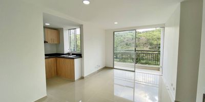 Se arrienda apartamento en Ciudad Guabinas, Unidad Mompox, con un área de 55 m² y hermosos acabados: piso en porcelanato, cocina integral con extractor y mesón en granito. Cuenta con balcón panorámico con vista a las montañas, habitación principal con clóset, baño privado y aire acondicionado, dos habitaciones auxiliares con clóset, baño social y calentador de gas. Parqueadero comunitario amplio. Ubicado en una unidad residencial nueva que ofrece piscina, gimnasio, salones sociales, parque infantil y zona para mascotas. Zona tranquila y de fácil acceso. Ideal para vivir con comodidad.