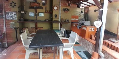 VENDO espectacular casa en Sabaneta zona colegio el Carmelo 

300 metros cuadrados totalmente remodelado, 2 parqueaderos, sala ppal, sala auxiliar, baño social, comedor, cocina amplia isla con acabados en cedro rojo alacena, torre de hornos, sótano: una agradable zona social con terraza y área BBQ, estudio, salón amplio, cuarto útil y baño. Escalas en cedro rojo pasamanos en hierro forjado, zona de habitaciones, 3 Alcobas todas con baño y vestir amplio, alcoba ppal con balcón, una de las Alcobas secundarias con balcón, área de linos tipo vestir, es una casa amplia con mucha luz y aire  acabados de lujo solo 22 casas con piscina, y zona campestre, Portería 24/7 

administración $ 650000 y predial                  
$ 3100000 trimestre se recibe apartamento tradicional mayor a 150 metros