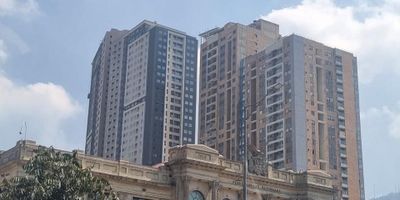 Bodega disponible en arriendo en Bogotá, ubicada estratégicamente en el barrio San Victorino. Con un área de 20 m² y un baño, esta bodega para estrenar es ideal para almacenamiento o actividades comerciales. Cuenta con 1 año de antigüedad. El canon de arriendo es de $500.000, e incluye la administración. Ofrecemos opciones de bodegas desde 5 m² para arriendos temporales o de largo plazo en la Carrera 18 # 15-36. Contáctenos por WhatsApp o vea nuestros teléfonos para agendar su visita.