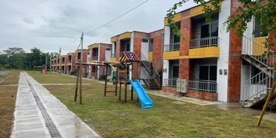 Excelente oportunidad de inversión y vivienda en Turbo, Antioquia! Presentamos este moderno y acogedor apartamento en la Ciudadela Manglares de Turbo, un proyecto de Vivienda de Interés Social (VIS) diseñado para ofrecer armonía y tranquilidad, rodeado de naturaleza y con una ubicación privilegiada en un municipio con gran proyección urbana. Nota Importante: ¡Invierta en el Corazón del Desarrollo! Su futura propiedad se encuentra en Turbo, epicentro de Puerto Antioquia, el megaproyecto portuario que está transformando la dinámica económica y logística del país. Estado Actual (Segundo Piso) Distribución: 2 amplias alcobas 1 baño social Salón comedor integrado Cocina Balcón con vista agradable Proyecto de Ampliación Aprobado (Tercer Piso) Área Total con Ampliación: 87 m² Espacio Adicional Potencial: Transforma tu hogar en una casa de dos niveles con: Alcoba principal con balcón privado Alcoba auxiliar adicional Un segundo baño completo Patio Características Destacadas Dirección: Manzana.