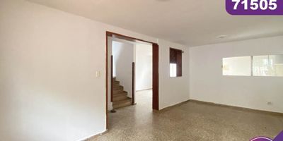 Casa en arriendo, ubicada en la ciudad de barranquilla en el sector de la concepción ,área construida de 80 m2,  distribuidos en 4 habitaciones, 2 baños,  su entorno es tranquilo con comidas vías de acceso.