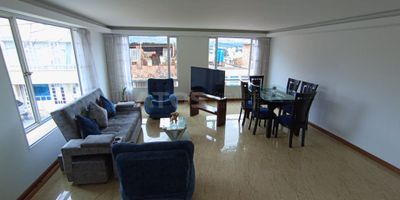 Atos Inmobiliaria ofrece en venta amplia y funcional casa de tres pisos, ideal para disfrutar de comodidad y espacio en cada nivel. En el primer piso cuenta con garaje, en el segundo piso encontrarás un garaje cubierto, acogedora sala comedor, baño auxiliar, cocina y patio de ropas; mientras que el tercer piso dispone de tres habitaciones y dos baños, brindando privacidad y confort para toda la familia. Su excelente distribución y diseño la convierten en una gran oportunidad de vivienda por su ubicación en una zona tranquila y con fácil acceso.