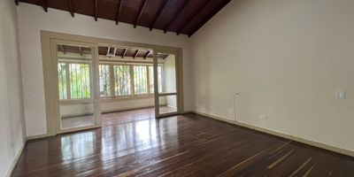 Casa en arriendo en unidad cerrada. Ubicado sector muy tranquilo de poco flujo vehicular con fácil acceso desde vía principal, conexión a servicios complementarios y rutas de transporte público. 3 niveles, piso en mármol y madera, sala comedor, estudio, 4 alcobas con vestier y baño en la principal, baño social, para un total de 4 baños, jacuzzi, cocina integral abierta tipo americano, alcoba y baño de servicio, zona de ropas, balcón, útil y parqueaderos lineales cubiertos. Conjunto cerrado con piscina, cuarto de hobbies, salón social, parques infantiles, zonas verdes, vigilancia y portería 24 horas y circuito cerrado de TV,inmuebles sujetos a verificacion de disponibilidad
