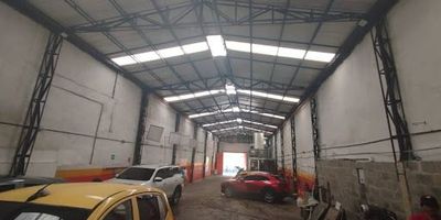 Bodega en arriendo en sector centro de la ciudad de Medellín, cuenta con 357 mts, 3 TON x m2, 6 mts de altura, trampa de grasa, energía monofásica, cerca a la Av. oriental, para mayor información comunicarse con nuestras líneas de atención.